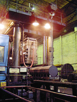 The vibropress supplied by Germany’s KHD makes the Novosibirsk Electrode Plant the only one in Russia that is capable of producing large-sized coal electrodes and graphitized electrodes with 600 mm in diameter